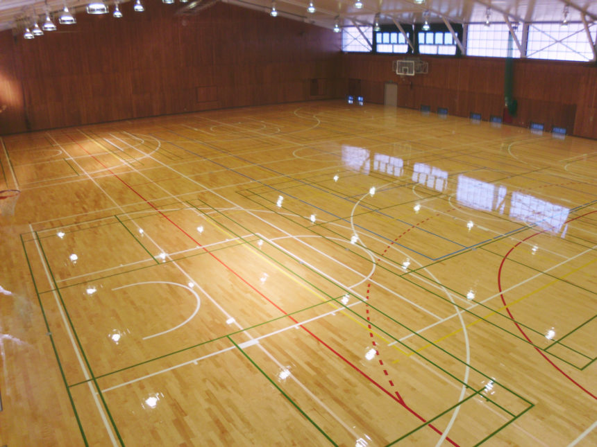大学体育館フロアメンテナンス