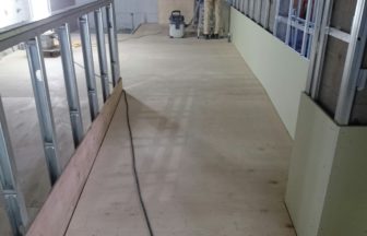 センター内室内及び廊下スロープ鋼製床下地組み工事