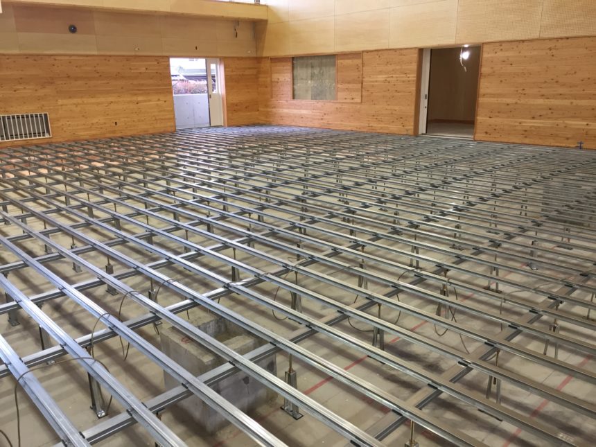 体育館組床タイプ鋼製床下地及び大型積層フローリング特殊貼り工事