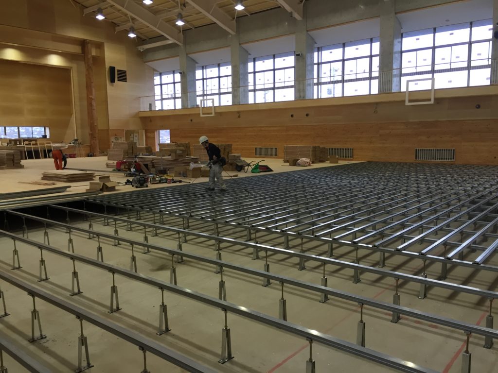 統合集学校体育館新築工事、鋼製床下地組み、フローリングフロア特殊張り工事