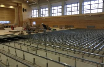 統合集学校体育館新築工事、鋼製床下地組み、フローリングフロア特殊張り工事