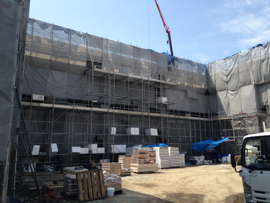 校舎棟新設工事、フローリング直貼り工事