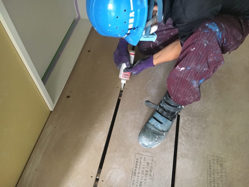 ホテル新築工事、置床・乾式二重床、パーティクルボード設置後、捨て貼り工事