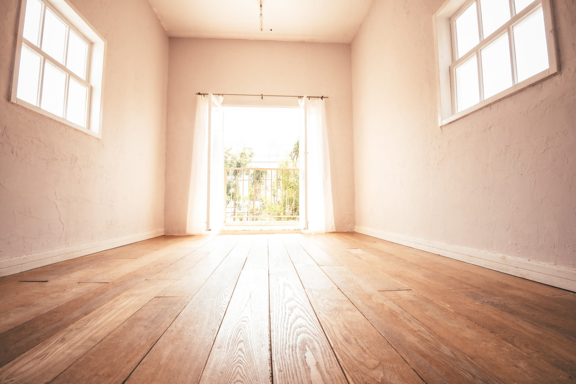 8畳フローリング張替え費用相場とは？上張り・無垢・複合でお得な床材